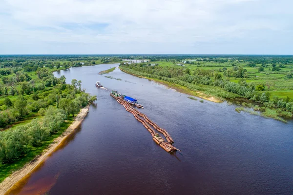 Sanayi kargo nakliye. Römorkör Nehri üzerinde bir yük taşıyan.