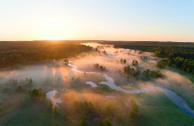 Sonbahar manzara. Nehir ve sabah sis sonbahar çayır. Hava sonbahar sahne.