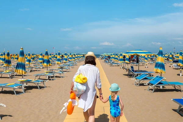 妇女和儿童在户外 妈妈和女儿要在沙滩上休息 里米尼 意大利 — 图库照片