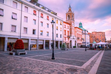 Rimini, İtalya - 13 Haziran 2018: Merkezi tarihi Meydanı Rimini sabah. Rimini üç Şehitler Meydanı.
