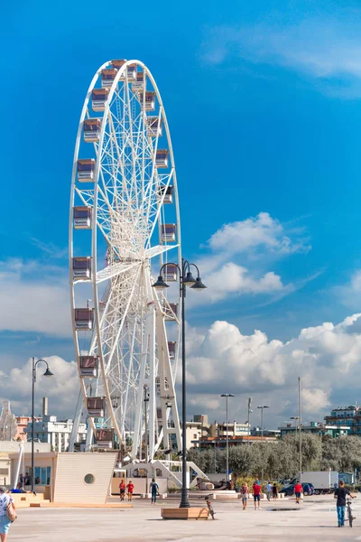 Rimini, İtalya - 14 Haziran 2018: Rimini, konumlar. Dönme dolap pier üzerine.