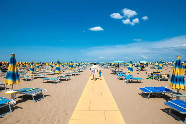 Kadın ve çocuk sahilde. Rimini Sahil. Anne ve kızı açık havada deniz kıyısı üzerinde yürüme. Yaz tatil arka plan.