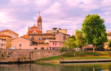 Rimini, İtalya. Renkli rimini cityscape. Rimini tarihi merkezinde. Ünlü hedef İtalya.