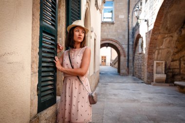 Floransa kadında. Esmer kız eski tarihi bina tarafından ayakta. Floransa cityscape. İtalya. Ünlü hedef İtalya.