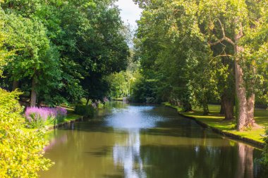 Brugge, Belçika'da. Su kanalı ile yeşil park Bruges'deki. Belçika'daki tarihi merkezi.