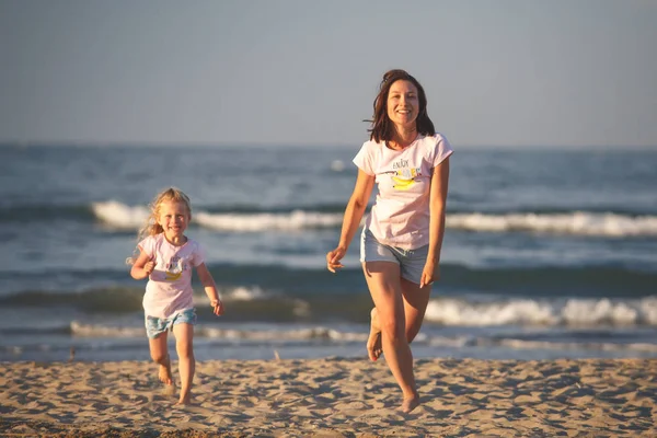 Жінка Дитина Пляжі Матір Дочкою Бігти Батька Усміхаючись Дівчаток Відпустці — стокове фото