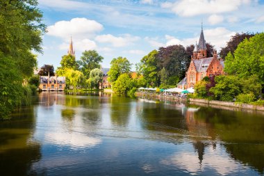 Brugge, Belçika'da. Yaz cityscape Brugge. Bruges renkli manzarası.
