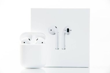 Teknolojileri, elektronik. Yeni modern radyo earphones ile kutusu beyaz arka plan üzerinde.