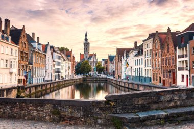 Bruges cityscape. Eski Brugge şehir ünlü hedef Avrupa'da. Brugge renkli gökyüzü ile akşamları. Su kanalında eski binalar. Bruges manzarası.
