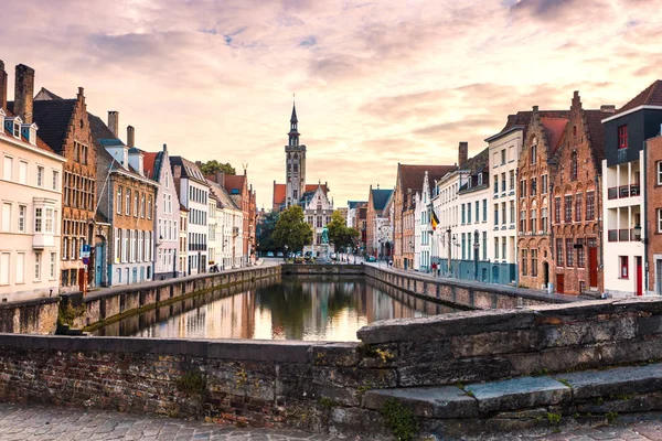 Bruges cityscape. Eski Brugge şehir ünlü hedef Avrupa'da. Brugge renkli gökyüzü ile akşamları. Su kanalında eski binalar. Bruges manzarası.