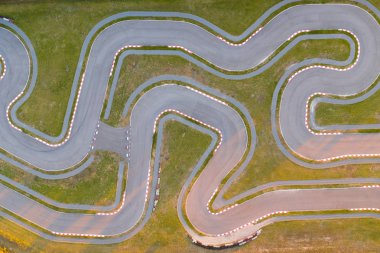 Karting görünümü yukarıdan izlemek. Doğa sporları arka plan. Otomobil yarışları için dolambaçlı yol.