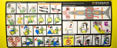 Rimini, İtalya - 11 Haziran 2018: Talimat sırt için uçak güvenlik açıklamaları ile. Emanet gemide. Ryanair havayolu.