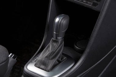 Otomatik vites üst karakter kolu yakın çekim. Modern araba parlak iç. Temiz araba.