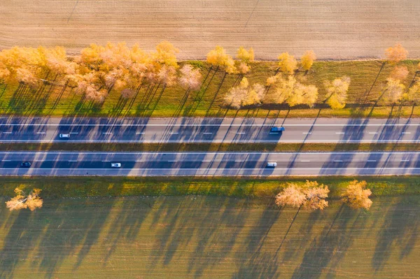 Autobahn Mit Fahrenden Autos Einem Sonnigen Herbsttag Ansicht Von Oben — Stockfoto