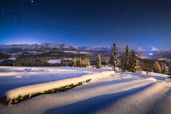 Paisaje Nocturno Cielo Estrellado Azul Nocturno Sobre Montañas Invierno Paisaje — Foto de Stock