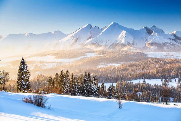 Paisaje Invierno Altas Montañas Picos Con Nieve Iluminada Por Sol — Foto de Stock