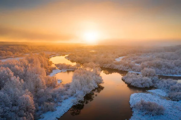 Solig Vintermorgon Vackra Vinterlandskap Med Flod Och Dimma Vitt Träd — Stockfoto