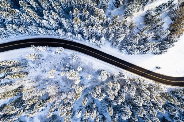 Antecedentes Carretera Negra Bosque Blanco Cubierta Nieve Vista Aérea Del — Foto de Stock