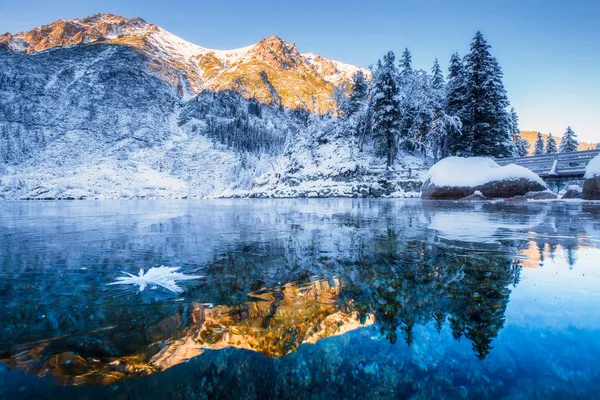 Kış Doğa Güzel Dağ Güneş Işığı Ile Açık Buz Donmuş — Stok fotoğraf