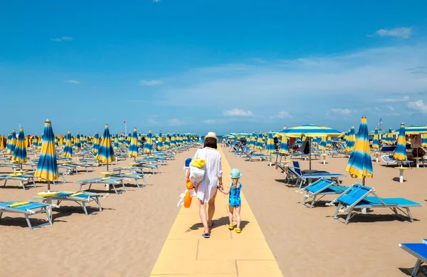 Achtergrond Van Familie Vakantie Moeder Met Kind Gaande Van Strand — Stockfoto