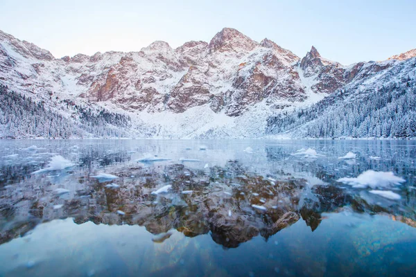 Dağlar Göl Yansıması Ile Sabah Yatay Karlı Dağlarda Donmuş Göl — Stok fotoğraf