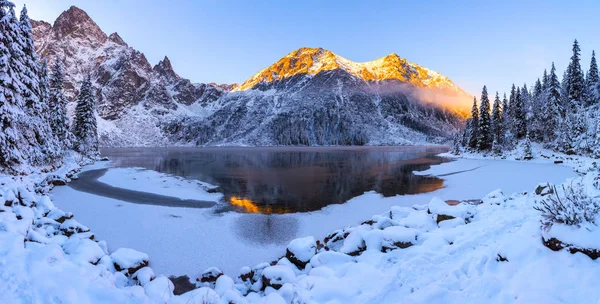 Vinter Soluppgång Bergen Vinter Bergslandskap Fjällsjö Täckt Med Gryningen Solig — Stockfoto