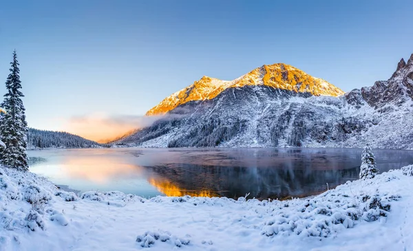 Vinterlandskap Vinter Naturliga Bakgrund Berg Med Snö Täckta Kullar Och — Stockfoto