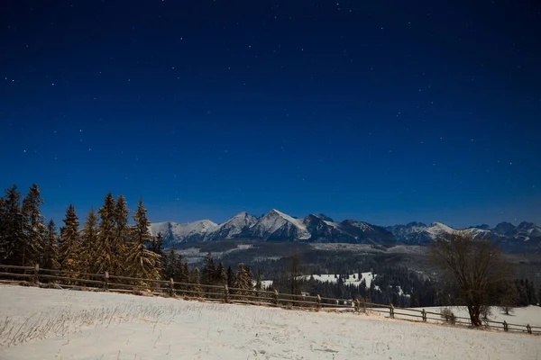 Noche Invierno Despejada Cielo Azul Con Estrellas Sobre Cumbres Montañosas — Foto de Stock