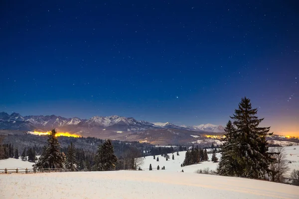 Zimní Hvězdné Noci Horách Tmavě Modrá Obloha Přes Zasněžené Hory — Stock fotografie