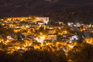 San Marino gece cityscape. San Marino sokak lambaları ile. İtalyan nightscape.