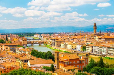 Floransa manzarası. Arno Nehri ve eski tarihi binalar ile parlak Floransa manzara. İtalya Floransa ünlü hedef.
