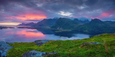 Lofoten Adaları. Norveç fiyordu yukarıda alacakaranlıkta. Bahar panorama. Bahar doğa.