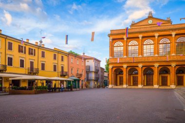 Rimini, İtalya - 13 Haziran 2018: Rimini cityscape sabahları. Boş merkezi kare. Rimini konumlar.