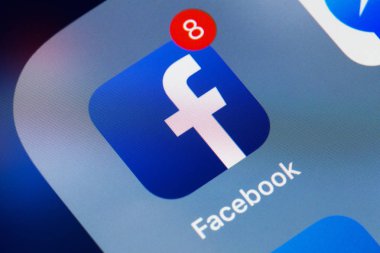 New York, Amerika Birleşik Devletleri - 25 Aralık 2018: Facebook uygulama simgesi smartphone ekran portre. Facebook app ile tebliğ.