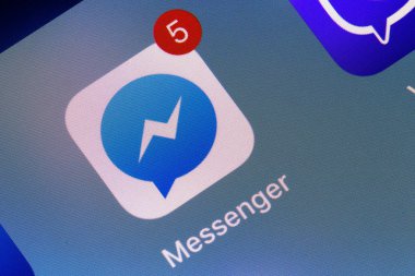 New York, Amerika Birleşik Devletleri - 25 Aralık 2018: Facebook messenger uygulama simgesi smartphone ekran yakın çekim. Facebook messenger uygulaması bildirimleri simgesiyle.