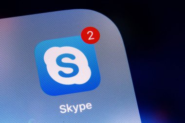 New York, Amerika Birleşik Devletleri - 25 Aralık 2018: Skype uygulama simgesi smartphone ekran portre. Skype uygulaması bildirimleri simgesiyle.