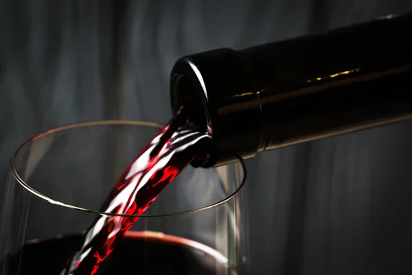 Красное Вино Налитое Крупным Планом Студийные Съемки Бутылка Бокал Вина — стоковое фото