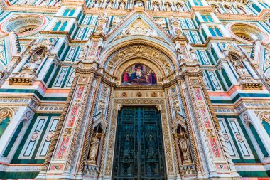 Floransa Katedrali güzel fresklerle ön girişi. İtalyan Flaman mimarisi.