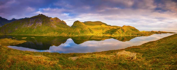 Весна Летняя Панорама Пейзаж Озером Скалами Покрытые Зеленой Травой Мхом — стоковое фото