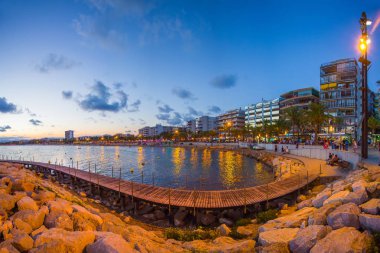 İspanya, Salou resort. Salou cityscape akşam. Costa Dorada deniz kıyısı.