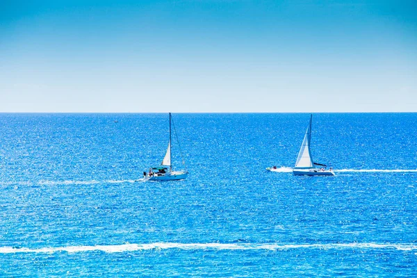 Błękitne Morze Bezchmurne Niebo Dwa Małe Jachty Morzu Seascape Śródziemnomorskiej — Zdjęcie stockowe