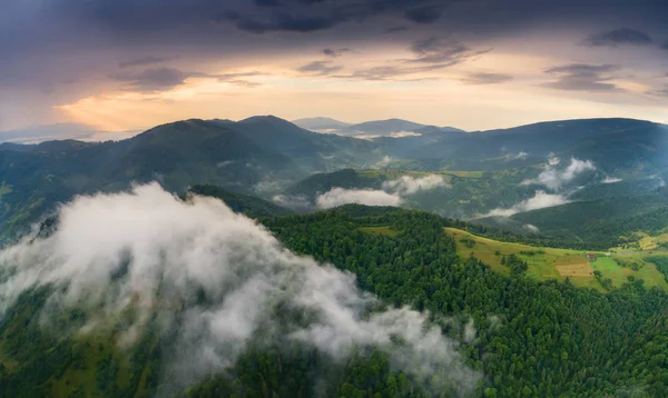 Bewölkte Frühlingslandschaft Weiße Wolken Fliegen Über Grüne Hügel Grüne Landschaft — Stockfoto