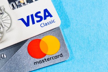 New York, Amerika Birleşik Devletleri - 17 Şubat 2019: Kredi VISA kartı ve ana kart yakın çekim. MasterCard ve VISA kartı kopya alanı ile mavi arka plan üzerinde.