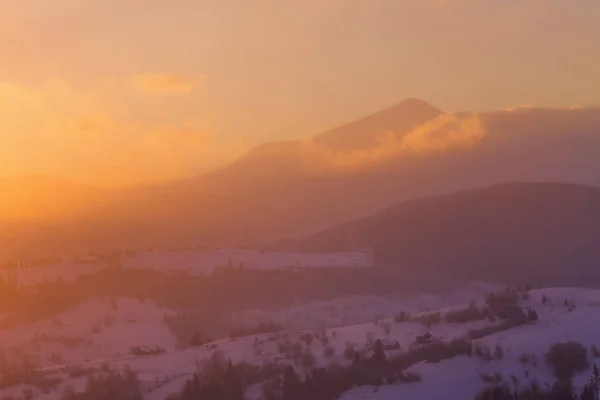 Paisaje Invernal Montañas Colinas Con Niebla Luz Del Sol Amarillo — Foto de Stock