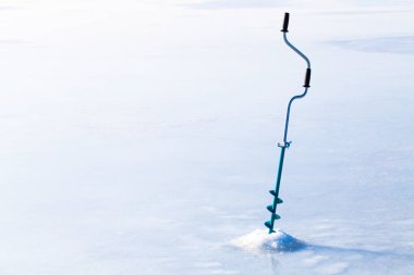 El buz delici buz üzerinde. Kış balıkçı Tema. Donmuş gölün arka plan üzerinde kopya alanı.