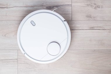Kablosuz robot elektrik süpürgesi üzerinde kat yukarıdan. Akıllı ev teknolojileri.