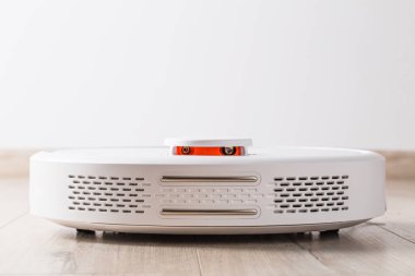 Beyaz duvar zemin katta yeni temiz akıllı robot elektrik süpürgesi. Akıllı ev teknolojileri.