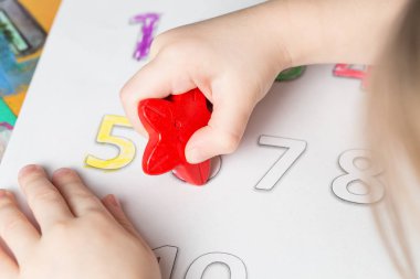 Çocuk resim numders. Çocuk eğitim faaliyetleri. Öğrenme matematik.