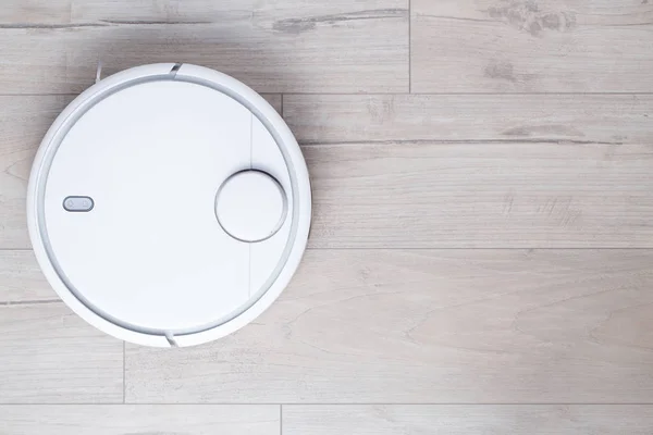 Yeni kablosuz robot boşluk temiz temiz katta. Üstten Görünüm. Ahşap zemin zemin üzerine kopya alanı.