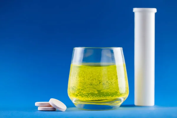 Vitamin mavi zemin üzerine